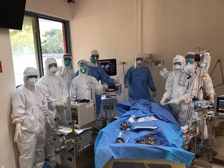 Trận chiến này quá cam go, nhiều nữ điều dưỡng ngất xỉu vì kiệt sức,… nhưng hãy tin vào chúng tôi! - Ảnh 1.