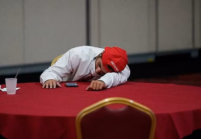 Một người ủng hộ Trump tại Las Vegas vào đêm 3/11. Ảnh: AP.