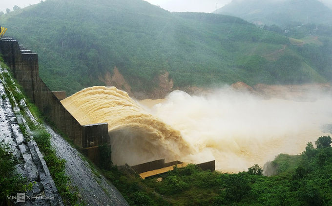 Thủy điện Đăk Mi 4 vận hành xả qua tràn lưu lượng 106 m3/s, lúc 17h ngày 2/11. Ảnh: Đắc Thành.