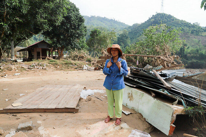 Chị A Lăng Thị Đước trước khu đất một tuần trước là căn nhà của mình. Ảnh: Nguyễn Đông.