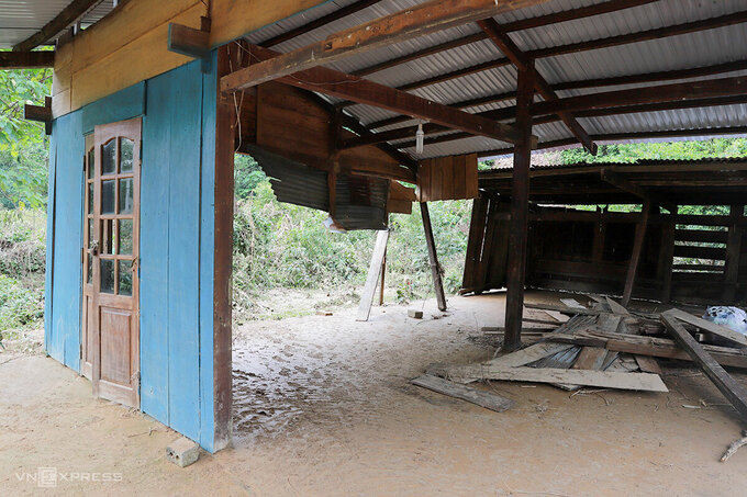 Nhà của một hộ dân thôn Bến Giằng chỉ còn lại một vách gỗ. Ảnh: Nguyễn Đông.