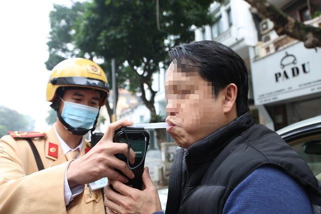  Xem CSGT Hà Nội đo nồng độ cồn giữa dịch corona - 4