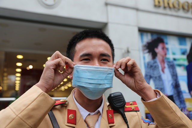  Xem CSGT Hà Nội đo nồng độ cồn giữa dịch corona - 10