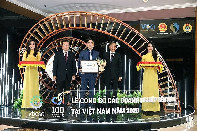 Ông Đỗ Thái Vương, Phó Chủ tịch Phát triển Bền vững và Truyền thông Unilever Việt Nam nhận giải top 10 Doanh nghiệp phát triển bền vững nhất Việt Nam năm thứ 5 liên tiếp.