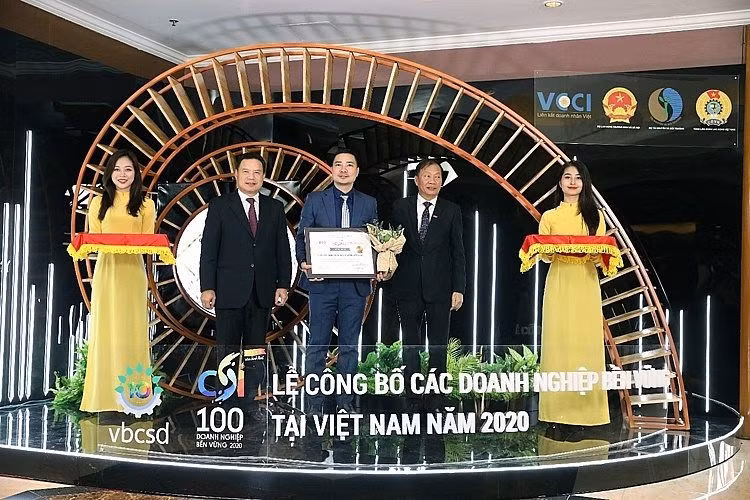 Ông Đỗ Thái Vương, Phó Chủ tịch Phát triển Bền vững và Truyền thông Unilever Việt Nam nhận giải top 10 Doanh nghiệp phát triển bền vững nhất Việt Nam năm thứ 5 liên tiếp.
