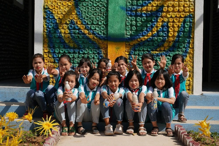 Học sinh tiểu học Bá Xuyên vui mừng khi lần đầu tiên được biết về “gạch chai nhựa” và nhà vệ sinh sinh thái.