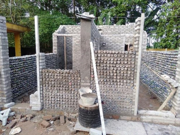 Về mặt kinh phí, nhà vệ sinh từ gạch chai nhựa cũng tiết kiệm 25% tổng chi phí xây dựng so với công trình bằng gạch thông thường.