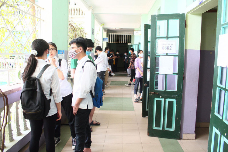 Nghiêm ngặt kiểm tra thí sinh vào làm thủ tục dự thi tốt nghiệp THPT 2020 - 15