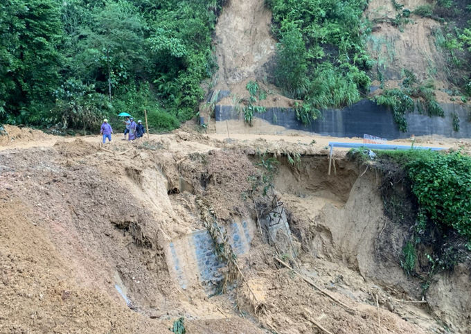 Sạt lở ta luy âm tại km 74+415 quốc lộ 49 tỉnh Thừa Thiên Huế. Ảnh: Thanh Ngọc