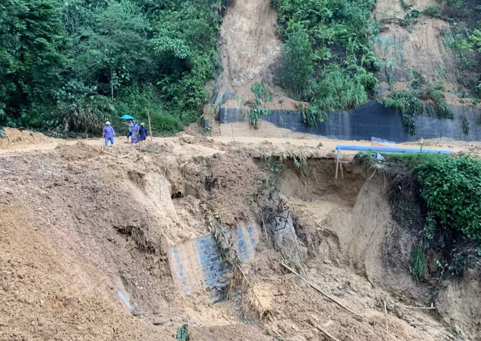 Sạt lở ta luy âm tại km 74+415 quốc lộ 49 tỉnh Thừa Thiên Huế. Ảnh: Thanh Ngọc
