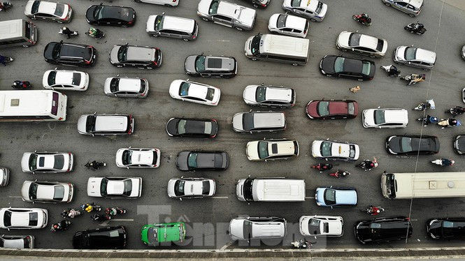 Người dân ùn ùn quay lại Thủ đô sau một tuần nghỉ Tết - ảnh 16