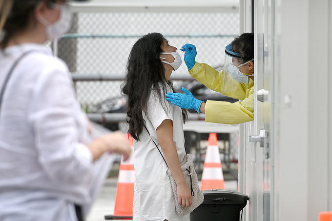 Nhân viên y tế lấy mẫu xét nghiệm nCoV ở một điểm xét nghiệm tại quận Queens, thành phố New York, hôm 25/6. Ảnh: Reuters