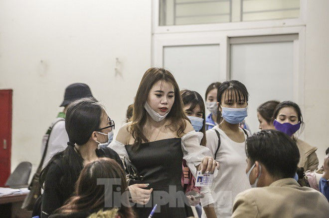 Lấy 3 tòa nhà làm khu cách ly, sinh viên ở Mỹ Đình di dời trong đêm - ảnh 13