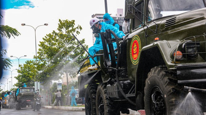 Xem lính hoá học phun khử khuẩn từng góc phố, cành cây, ngọn cỏ ở Sơn Trà - ảnh 9