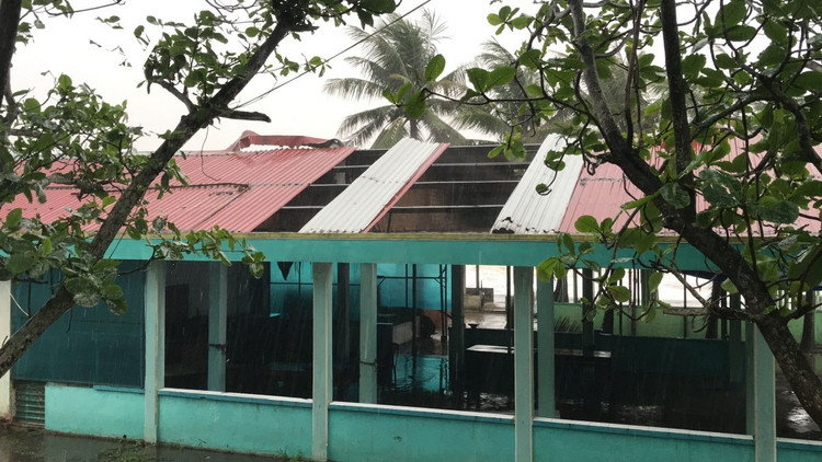 Cập nhật: Bão số 13 cuốn bay mái trường học, "nhổ" bật gốc cây, cuốn trôi nhà dân ảnh 23