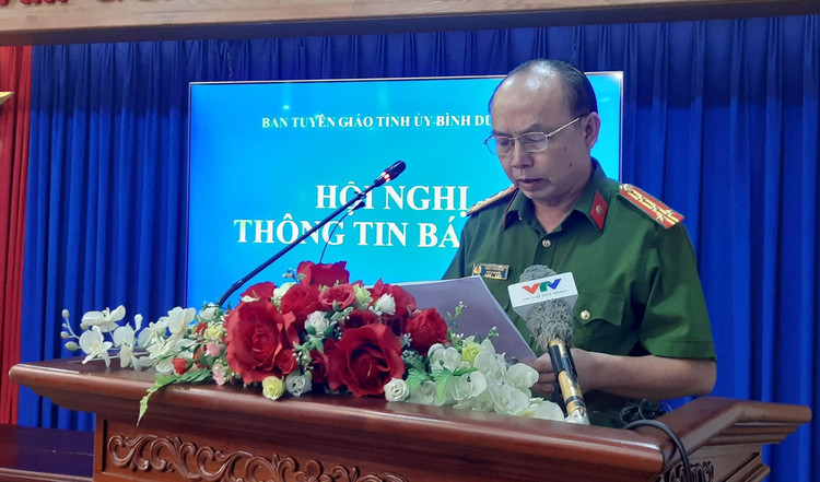 Đại diện Công an thông tin vụ án. Ảnh: AX