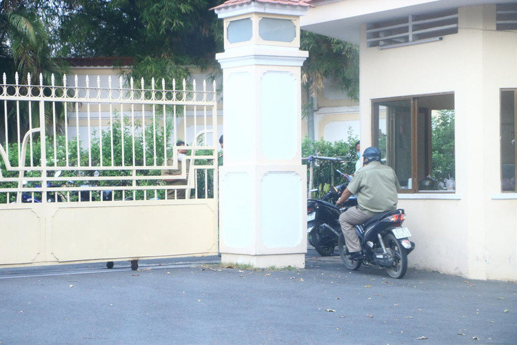 Công an khám xét nơi làm việc của các bị can.