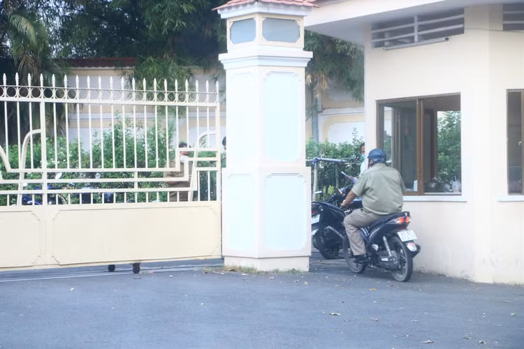 Công an khám xét nơi làm việc của các bị can.