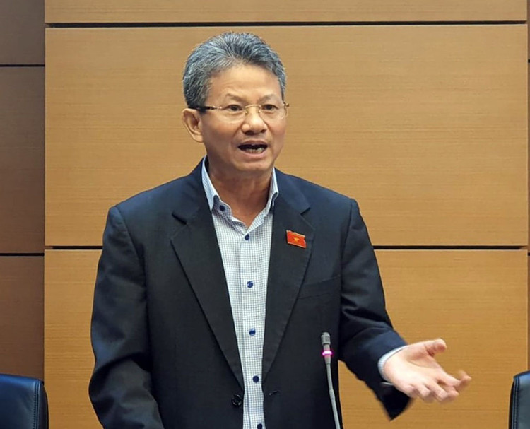 Đại biểu Đỗ Văn Sinh (Ủy viên thường trực Ủy ban Kinh tế) không đồng tình việc tách Luật Giao thông đường bộ thành hai luật. Ảnh: N. Thắng.