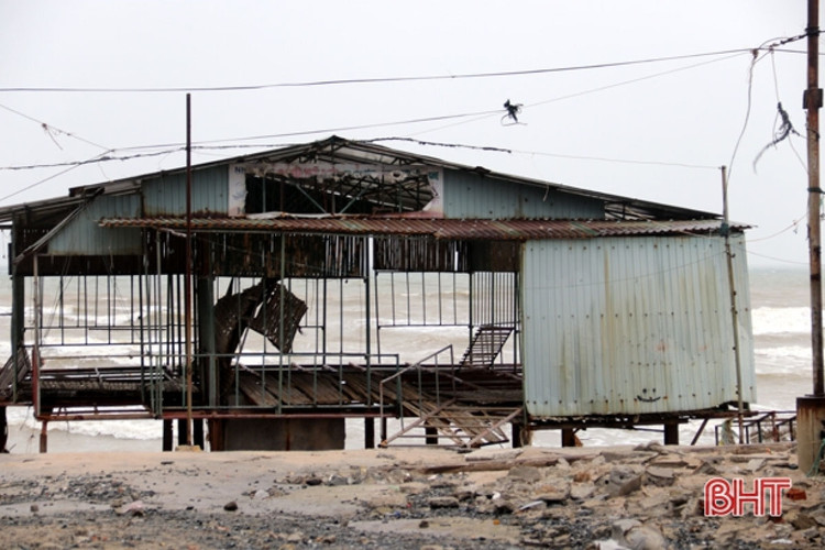 Cập nhật: Bão số 13 cuốn bay mái trường học, "nhổ" bật gốc cây, cuốn trôi nhà dân ảnh 67