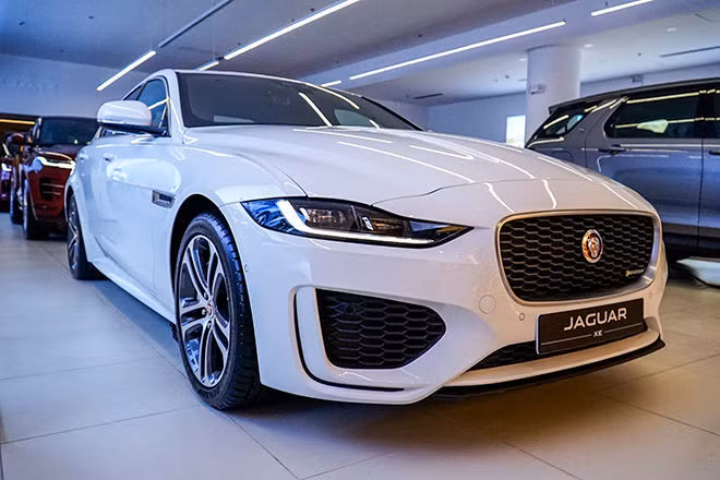 Cận cảnh mẫu xe thể thao Jaguar XE mới nhất tại Việt Nam, giá bán hơn 2,7 tỷ đồng ảnh 2 Cận cảnh mẫu xe thể thao Jaguar XE mới nhất tại Việt Nam, giá bán hơn 2,7 tỷ đồng - 2