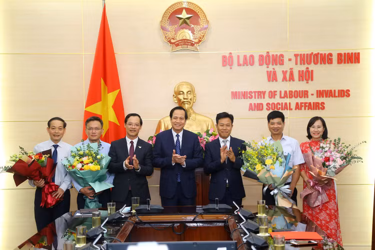 Bộ trưởng Đào Ngọc Dung trao Quyết định bổ nhiệm Tổng Cục trưởng Tổng cục Giáo dục nghề nghiệp - Ảnh 5.