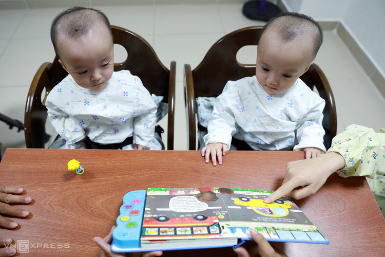 Trúc Nhi, Diệu Nhi tập đứng, tập bò ảnh 7