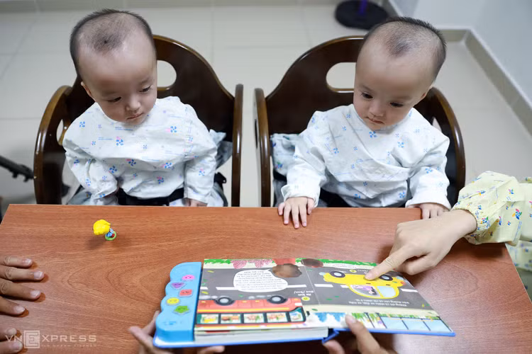 Trúc Nhi, Diệu Nhi tập đứng, tập bò ảnh 7