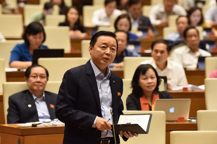 tranh luan giua nu dai bieu va Bo truong TN&MT anh 1