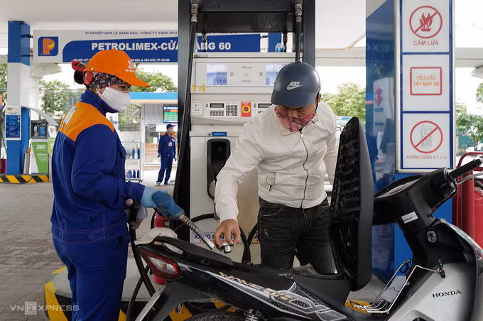 Người dân mua xăng tại cây xăng ở Cầu Giấy, Hà Nội. Ảnh: Ngọc Thành.