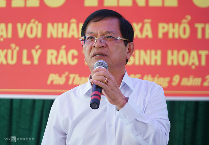 Bí thư Tỉnh ủy Quảng Ngãi Lê Viết Chữ tại buổi đối thoại với người dân huyện Đức Phổ về vấn đề nhà máy xử lý rác vào tháng 9/2019. Ảnh: Trà Giang.