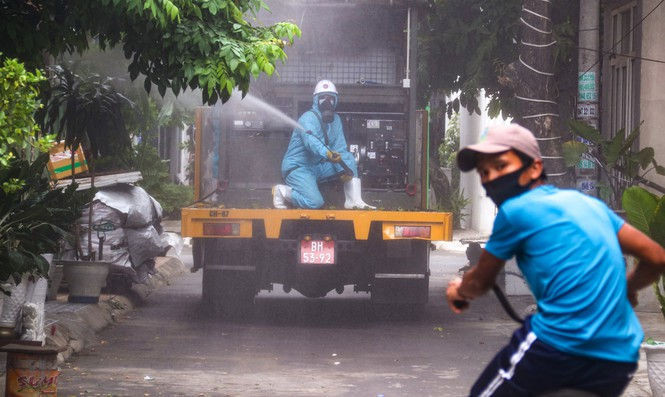 Xem lính hoá học phun khử khuẩn từng góc phố, cành cây, ngọn cỏ ở Sơn Trà - ảnh 14