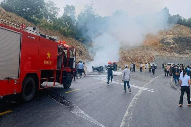 Sau cú húc vào núi, xe ô tô lật ngửa bốc cháy khiến 3 người thương nặng - ảnh 2