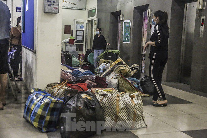 Lấy 3 tòa nhà làm khu cách ly, sinh viên ở Mỹ Đình di dời trong đêm - ảnh 12