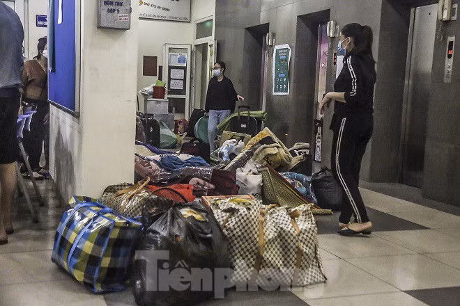 Lấy 3 tòa nhà làm khu cách ly, sinh viên ở Mỹ Đình di dời trong đêm - ảnh 12