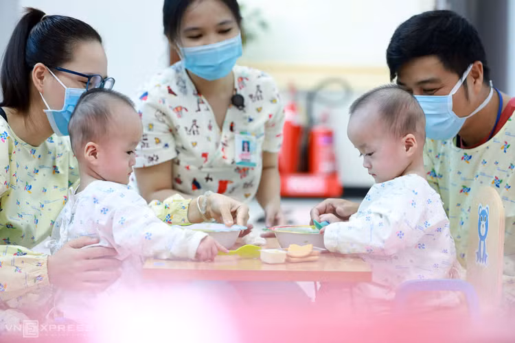 Trúc Nhi, Diệu Nhi tập đứng, tập bò ảnh 1