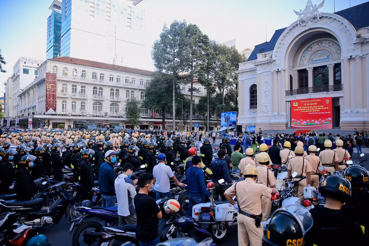 Cong an TP.HCM tran ap toi pham anh 1