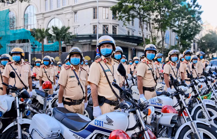 Cong an TP.HCM tran ap toi pham anh 3