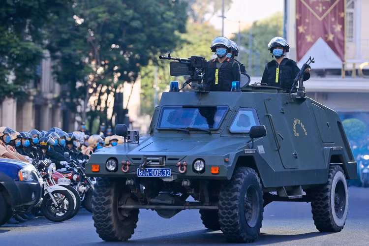 Cong an TP.HCM tran ap toi pham anh 9