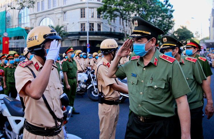 Cong an TP.HCM tran ap toi pham anh 6