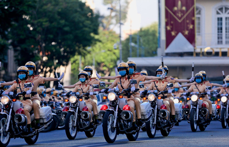 Cong an TP.HCM tran ap toi pham anh 7