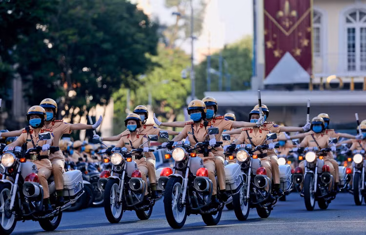 Cong an TP.HCM tran ap toi pham anh 7