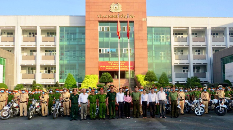 Cong an TP.HCM tran ap toi pham anh 11