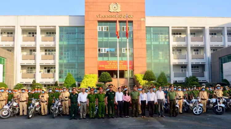 Cong an TP.HCM tran ap toi pham anh 11