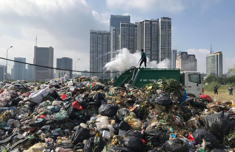 Chủ tịch Hà Nội: TP không hẹp hòi với người dân quanh bãi rác Nam Sơn - 2