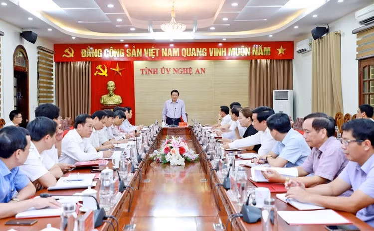 Đoàn công tác của Ban Bí thư Trung ương Đảng làm việc với Tỉnh ủy Nghệ An về đại hội đảng các cấp.