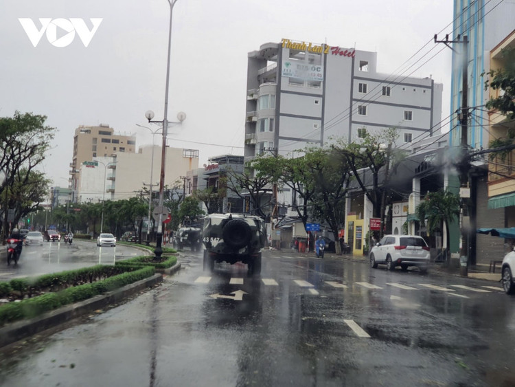 Cập nhật: Bão số 13 cuốn bay mái trường học, "nhổ" bật gốc cây, cuốn trôi nhà dân ảnh 48