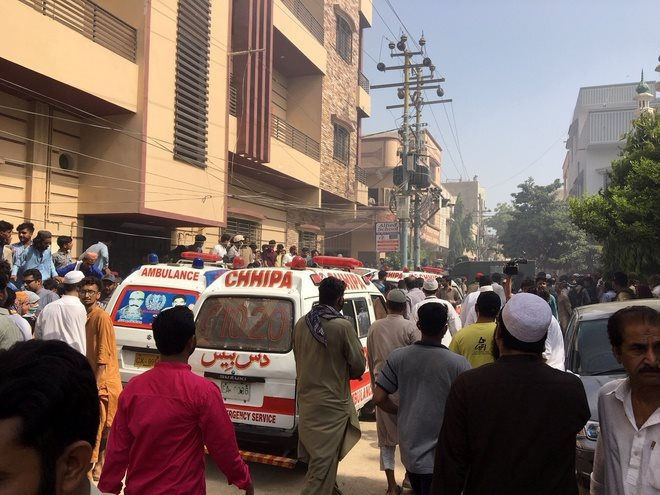 Chiếc xe cứu thương cố len qua đám đông để đến hiện trường. Ảnh. Ảnh: Reuters.