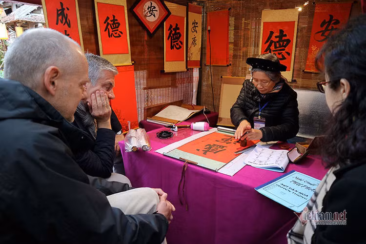 Hơn 50 thầy đồ hội tụ, Tết xưa được tái hiện ở Văn Miếu