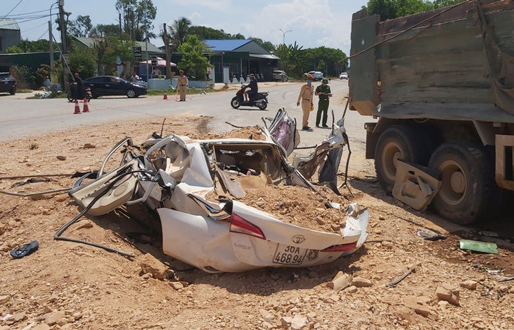 Cháu bé 6 tuổi thoát chết thần kỳ trong chiếc xe con bị vò nát - 1